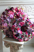 Florina Small, różowy wianek na drzwi