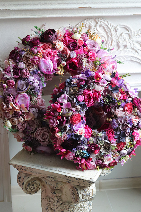 Florina Small, różowy wianek na drzwi