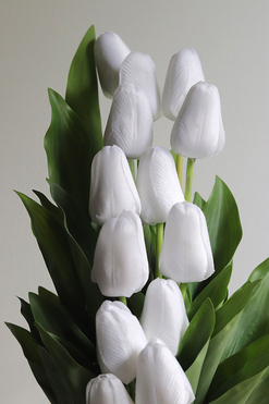 OD RĘKI Tulippo White, nowoczesny bukiet nagrobny we wkładzie, dł.50cm
