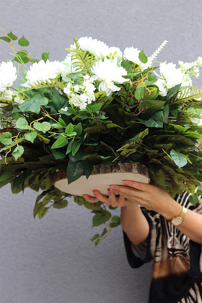 Biała Electra, wiązanka nagrobna na plastrze drewna