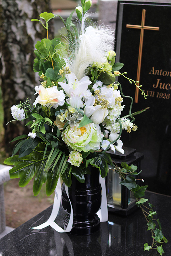 Memitre, bukiet nagrobny z zieloną peonią