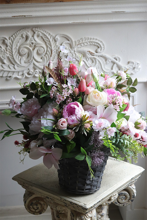 Pink Flowers, kosz z różowymi kwiatami