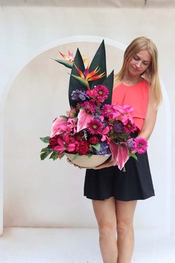 OD RĘKI Strelicja Amarantia, kompozycja ze strelicją w misie, wys.75cm