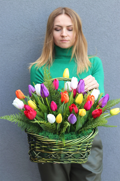 Tulipanowo Mi, kompozycja z tulipanów w koszyku