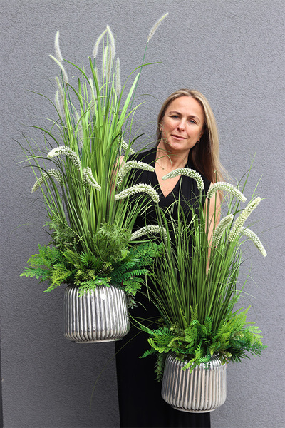 Hilton Green, kompozycja z trawami w srebrnej donicy