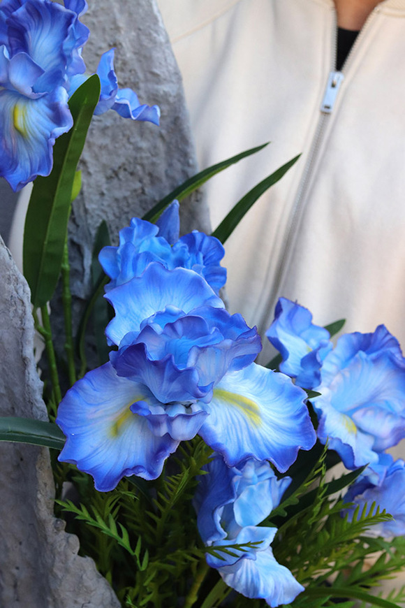 Irysy Volcan, kompozycja nagrobna w misie