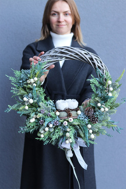 Zimowe Buty, asymetryczny wianek na zimowy czas, śr.45cm 