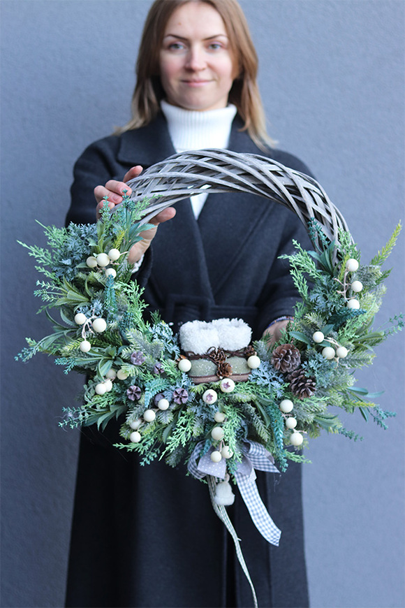 Zimowe buty, asymetryczny wianek na zimowy czas, śr.45cm