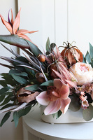 Beige Regrere, kompozycja kwiatowa ze strelicją