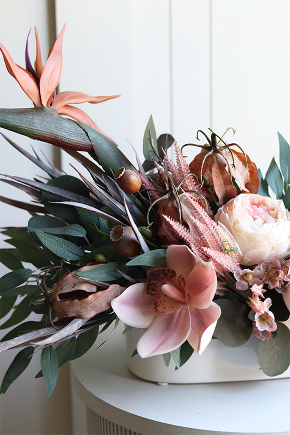 Beige Regrere, kompozycja kwiatowa ze strelicją