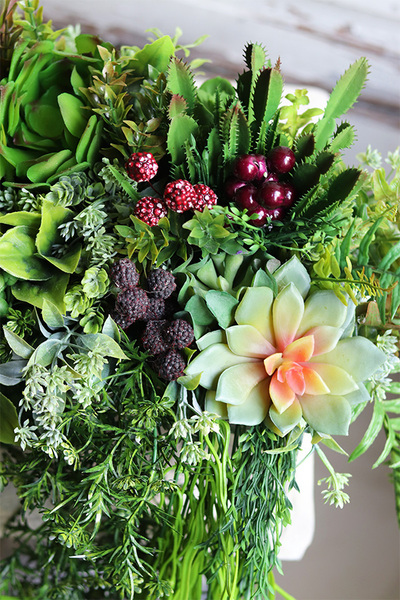 Anya Long Sukulenty, zielona kompozycja w srebrnej donicy, wym.30x58cm  