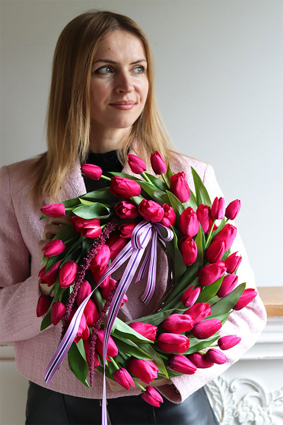 Witaj Wiosno Magenta, wiosenny wianek z tulipanów