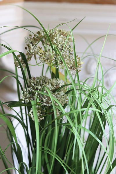 Yura Old, sztuczna trawa w miedzianej donicy