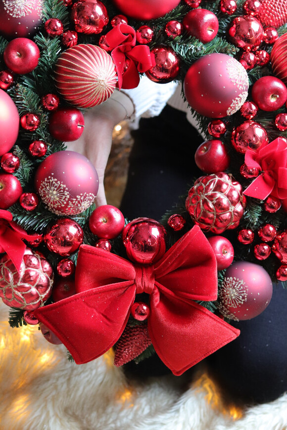 Czerwona Kolęda, świąteczny wianek z bombkami
