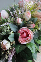 Pink Bookstory, dekoracja nagrobna z betonowym aniołem