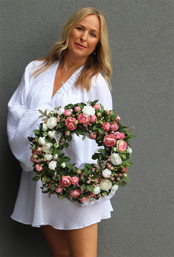 Pudrova Rosalina, słoneczny wianek na drzwi