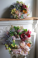 Kleopatra, efektowny wianek z kwiatami i sukulentami