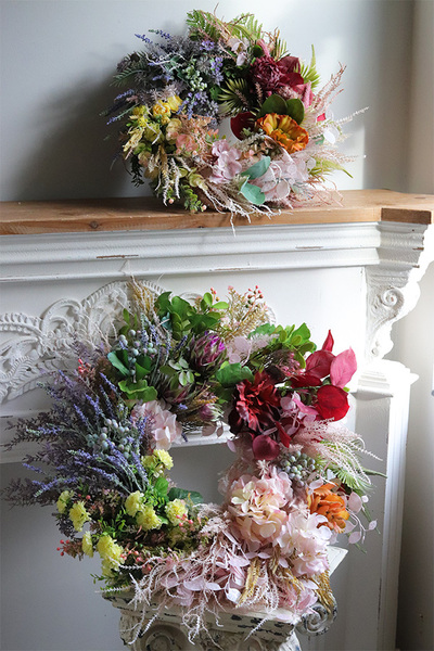 Kleopatra, efektowny wianek z kwiatami i sukulentami