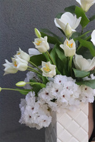 Biała Della, kompozycja kwiatowa w naczyniu