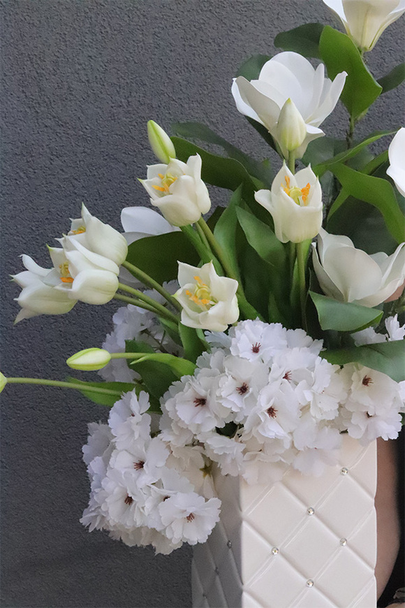 Biała Della, kompozycja kwiatowa w naczyniu