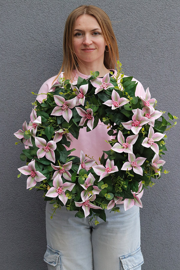 Dereń Kousa, kwiatowy wianek na drzwi