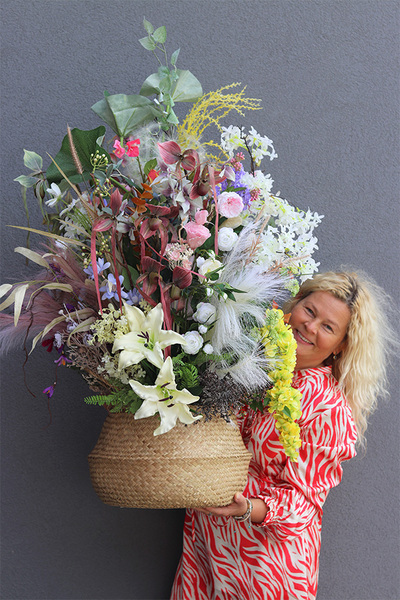 Mediolan Flowers, kompozycja kwiatowa w koszu
