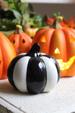 OD RĘKI Wednesday Pumpkins, dekoracyjna dynia ceramiczna, M, wym.9x10cm 