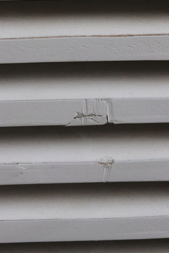 Bristol White, biblioteczka kredens