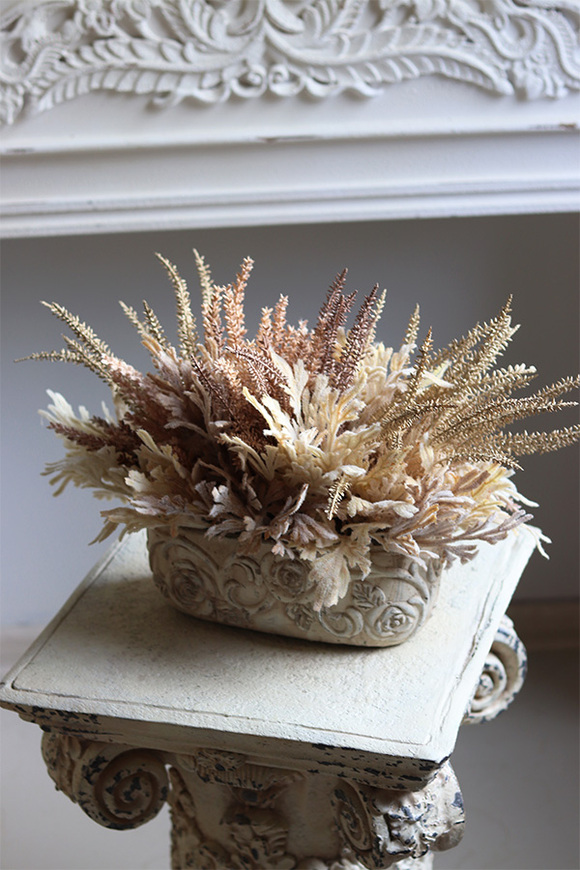 Wrzosy Beige, kompozycja kwiatowa w czarnej donicy