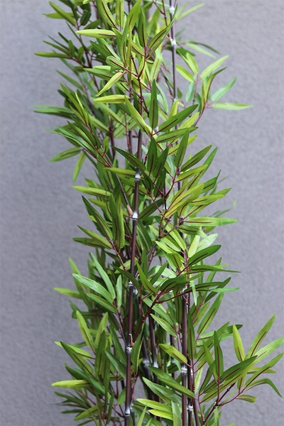 Bambus, sztuczna roślina w donicy