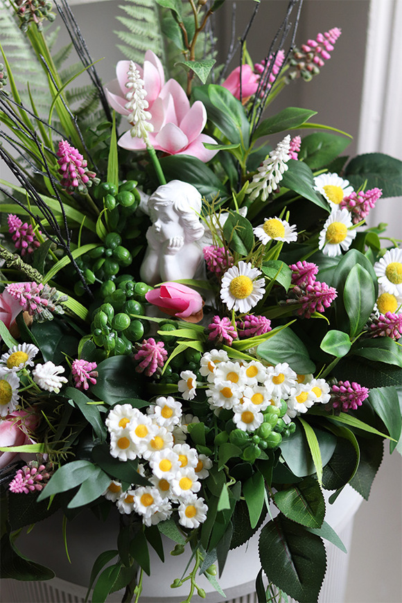 Koretena Spring, dekoracja nagrobna w misie z aniołem