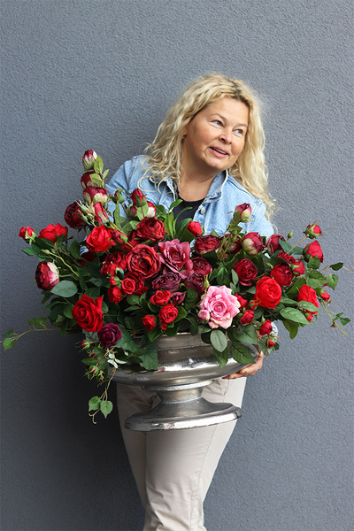 Polska Róża Grandioza, kompozycja kwiatowa w pucharze