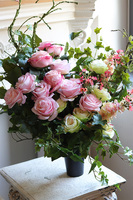 OD RĘKI Pink Rose, bukiet nagrobny z róż we wkładzie