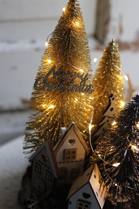 Golden Village Wood, świąteczna drewniana scenka zimowa LED