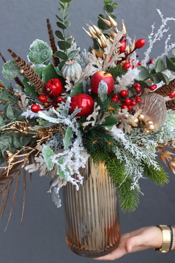 Winter Mood, świąteczny stroik kompozycja w złotym wazonie, wys.55cm 