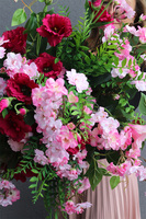 Trefiana, kwiatowa kompozycja w wiszącej, metalowej donicy