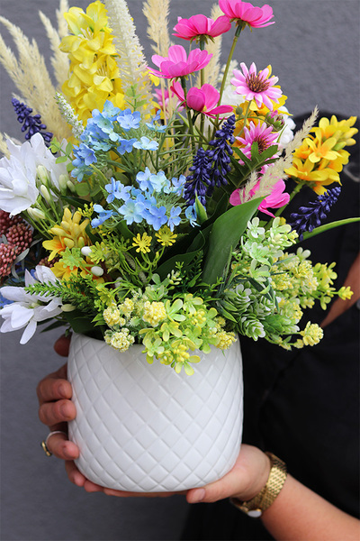 Pastelowa Hafra, kompozycja kwiatowa w naczyniu