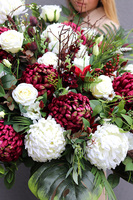 Ruberia Premium, kompozycja nagrobna w misie z bordową chryzantemą