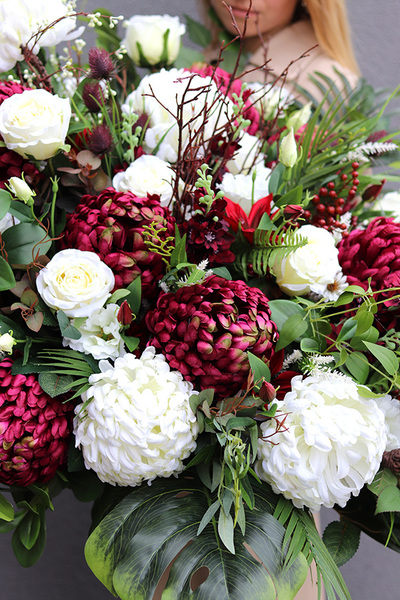 Ruberia Premium, kompozycja nagrobna w misie z bordową chryzantemą