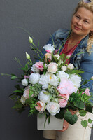 Abellika, kompozycja kwiatowa na komodę