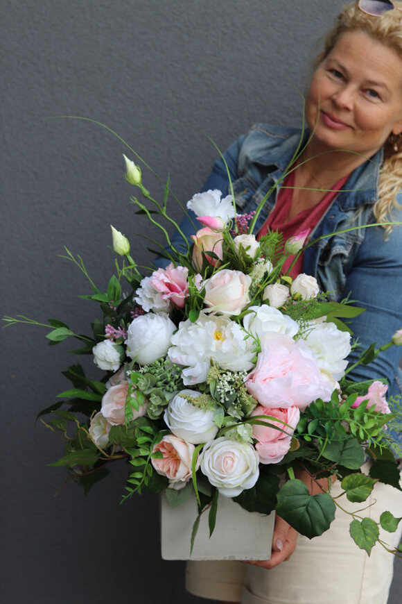 Abellika, kompozycja kwiatowa na komodę