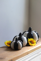 Wednesday Pumpkins, dekoracyjna dynia ceramiczna, średnia, wym.10x10cm