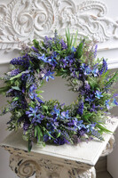 Szafirki Blue, wianek na drzwi z niebieskich kwiatów