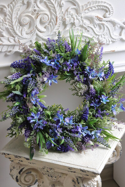 Szafirki Blue, wianek na drzwi z niebieskich kwiatów