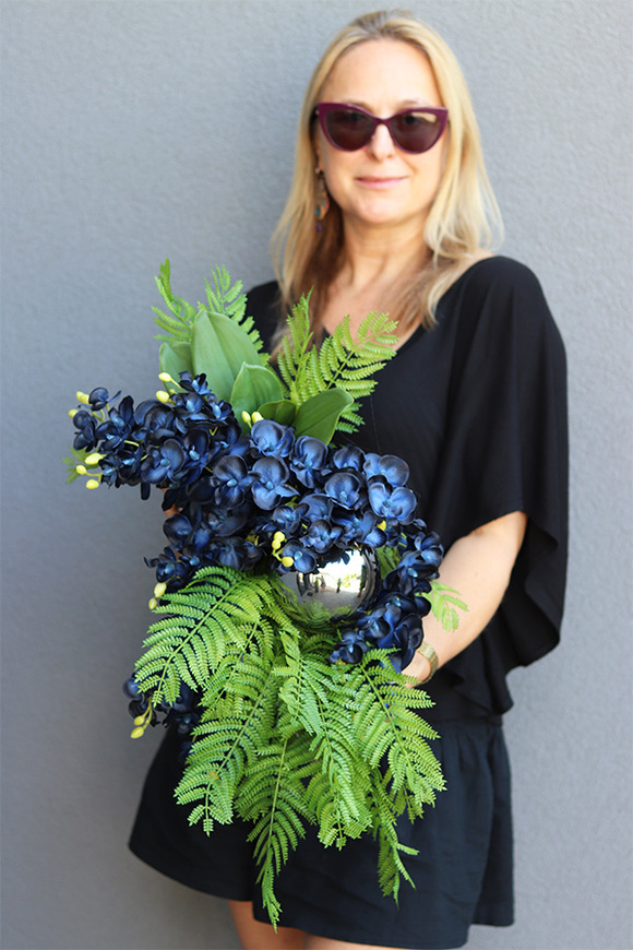 Dekoria Orchidelia Granat, gumowy storczyk w łódce