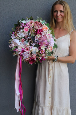 Naritea, różowy wianek kwiatowy z wstążkami, śr.44cm