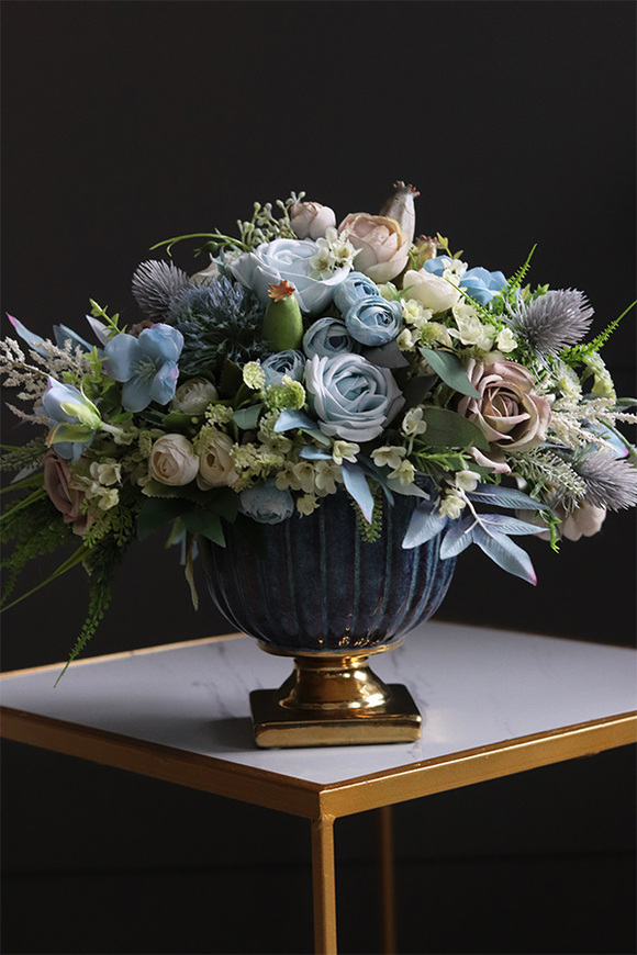 Berania Blue, kompozycja kwiatowa w pucharze