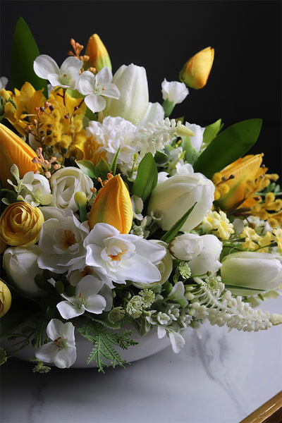 Amira Easter, dekoracja kwiatowa na stół wielkanocny