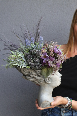 Dama Poetica Head, kompozycja kwiaty w głowie, wym.45x33cm