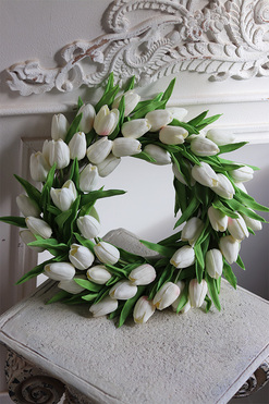 Witaj Wiosno Emporio, biały wianek z piankowych tulipanów, śr.40cm 